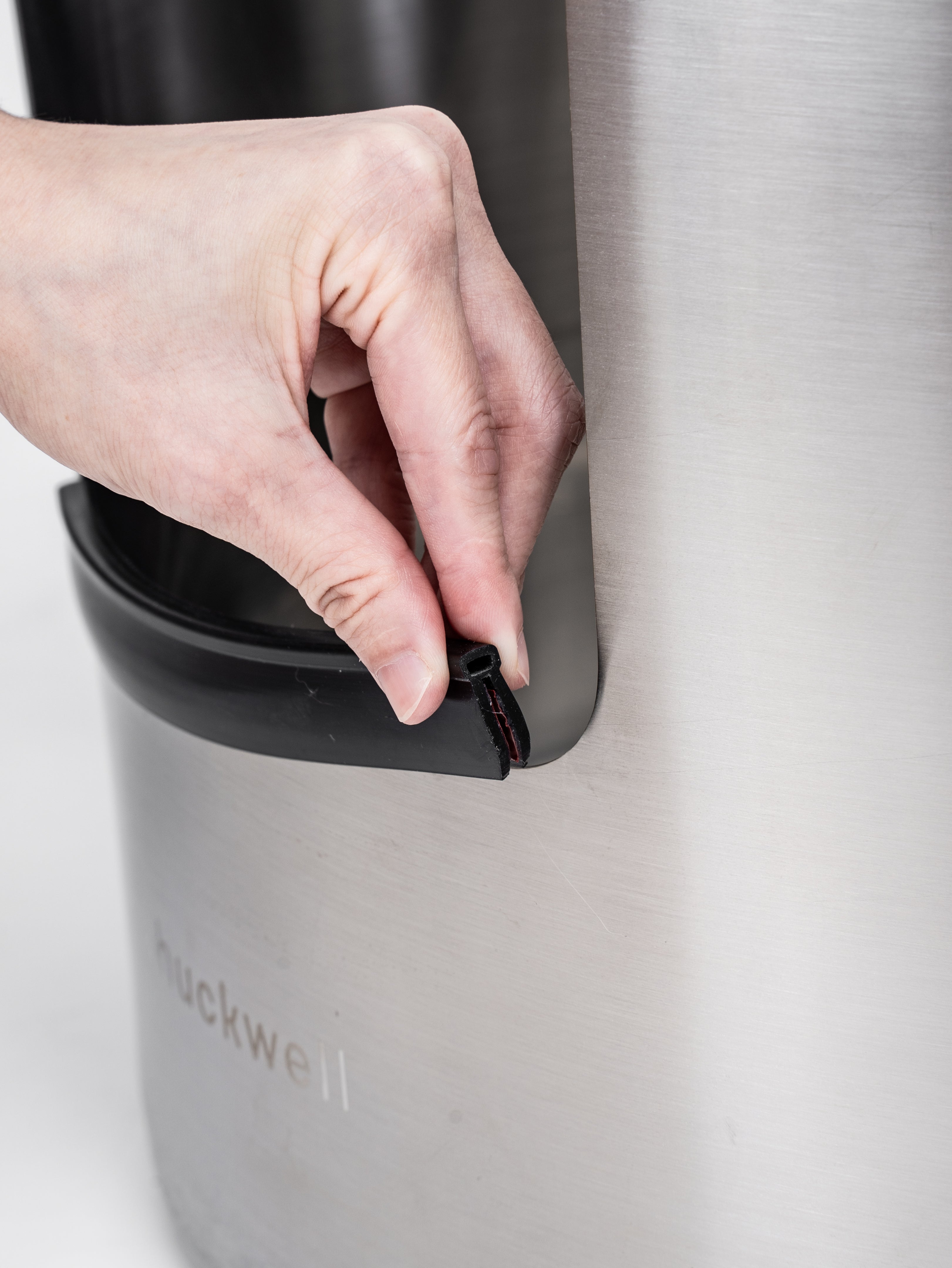 Halo Arctic 304 stainless steel litter box close up detail